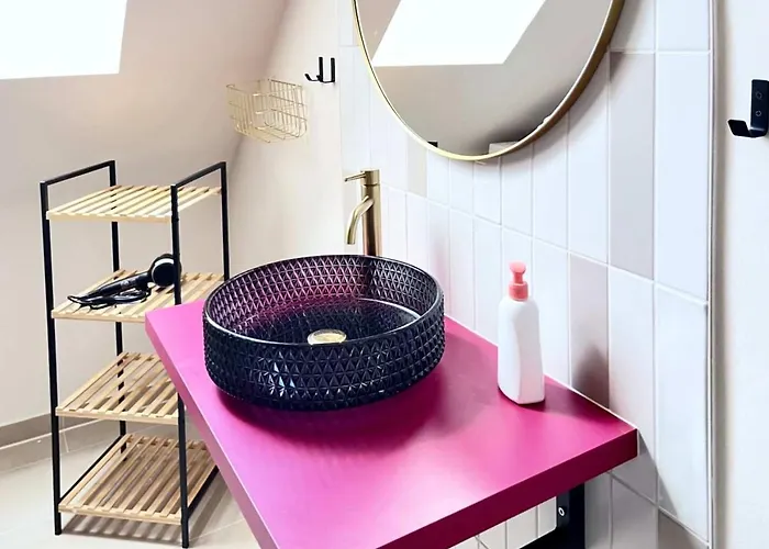 Bright Hideaway -70 Sqm- Near Ber Airport شقة *